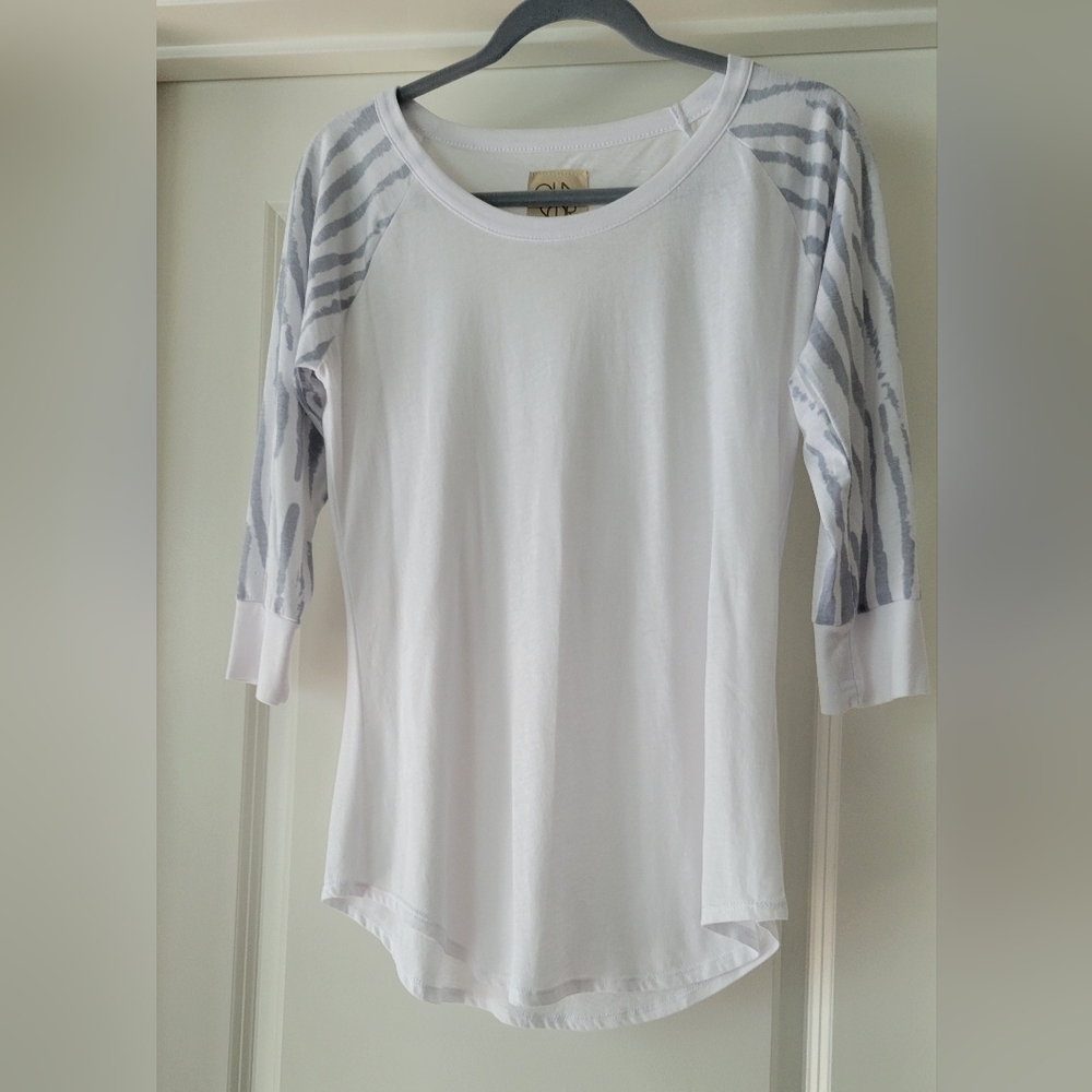 NWOT- CHASER 3/4 sleeve top with gray zebra stripes Size L